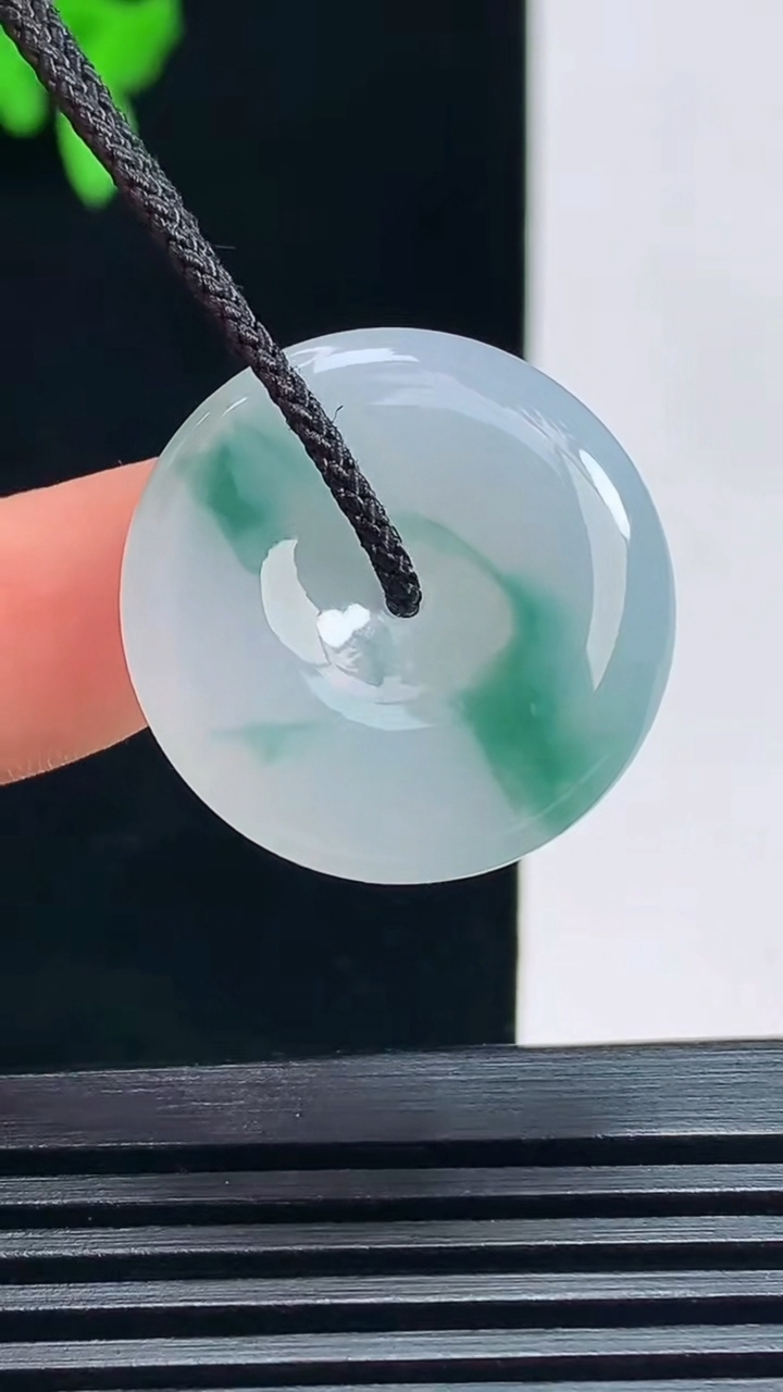 天然A货翡翠飘花平安扣吊坠，尺寸24-5.2 重量:6.8g
7月16日
