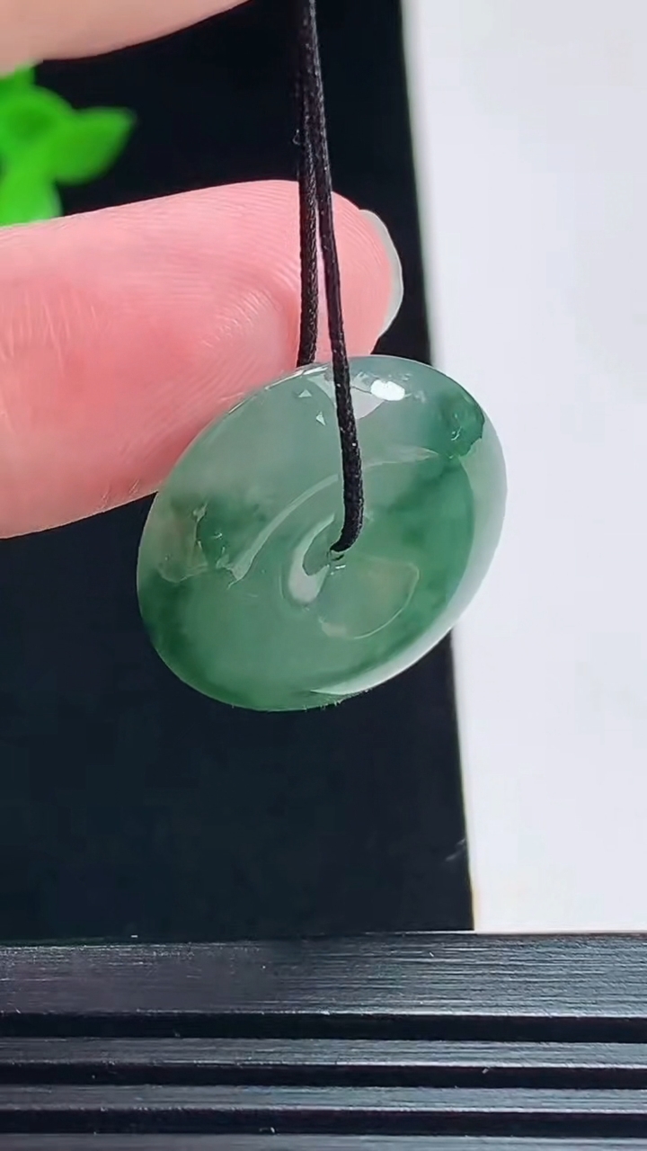 天然A货翡翠飘花平安扣吊坠，尺寸23.5-5 重量:5.78g
7月16日