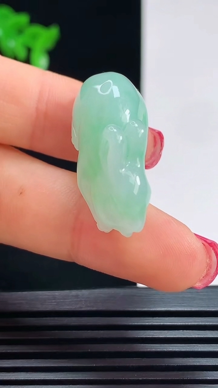 天然A货翡翠生肖兔吊坠，尺寸28-11.6-14.6 重量:8.35g
7月16日