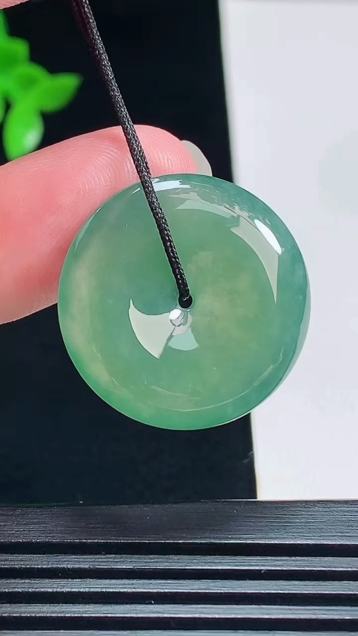 天然A货翡翠平安扣吊坠，尺寸24.6-4.8 重量:5.88g
7月16日
