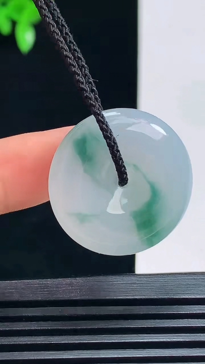 天然A货翡翠飘花平安扣吊坠，尺寸24-5.2 重量:6.8g
7月16日