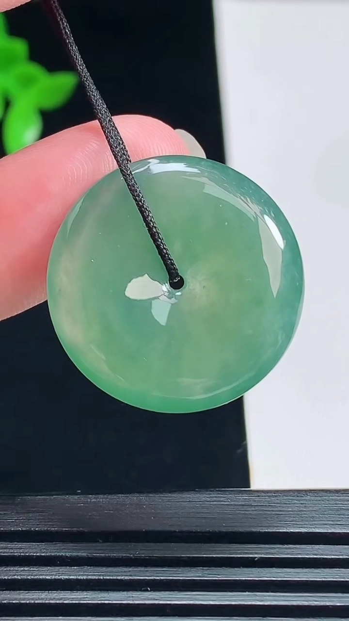 天然A货翡翠平安扣吊坠，尺寸24.6-4.8 重量:5.88g
7月16日
