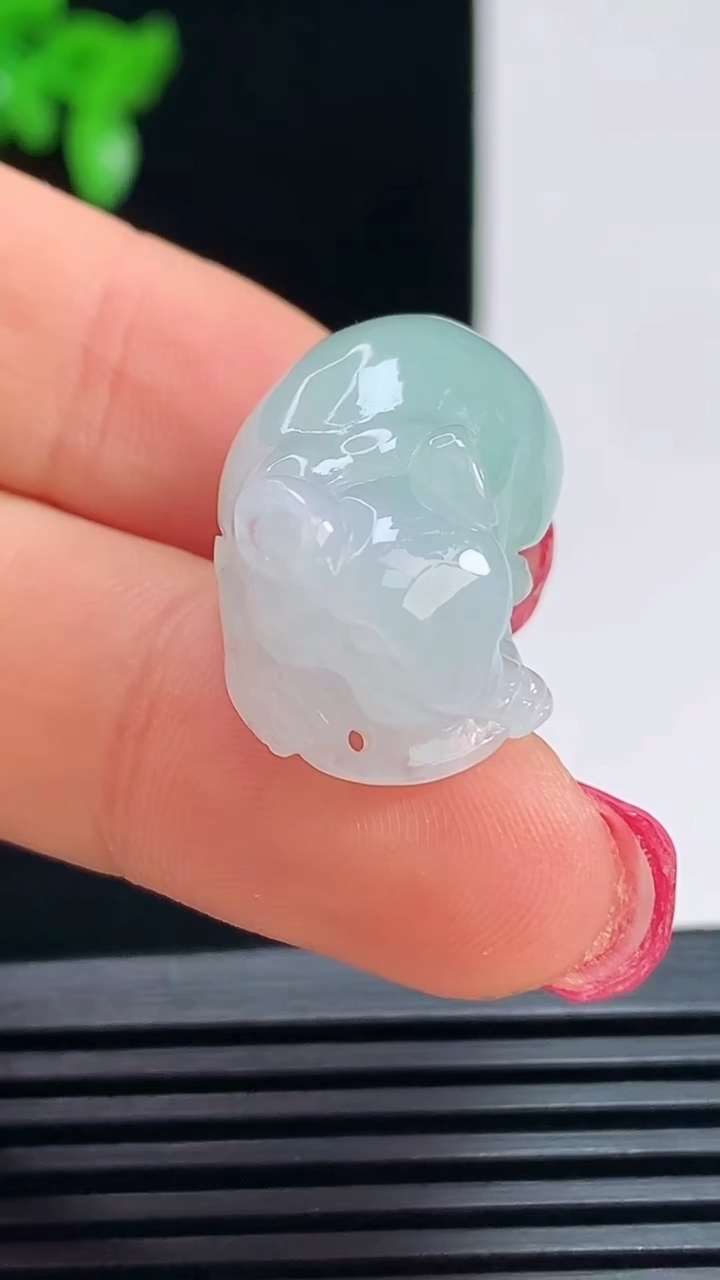 天然A货翡翠生肖鼠吊坠，尺寸23-14-11 重量:7.05g
7月16日