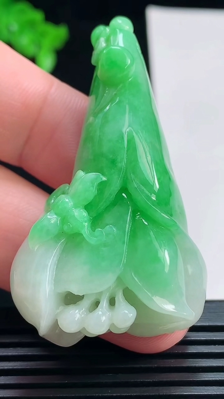 天然A货翡翠玉兰花吊坠，尺寸55-31.6-12.2 重量:31.21g
7月16日