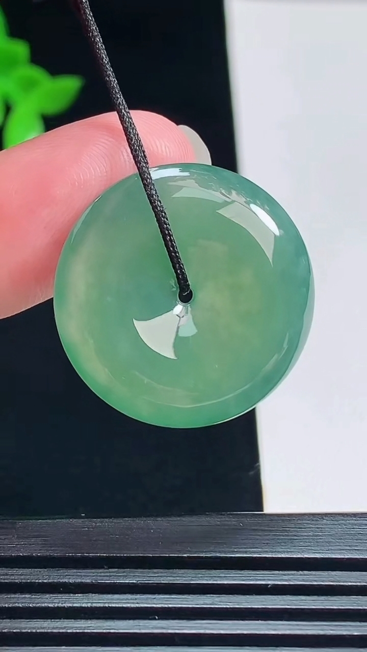 天然A货翡翠平安扣吊坠，尺寸24.6-4.8 重量:5.88g
7月16日