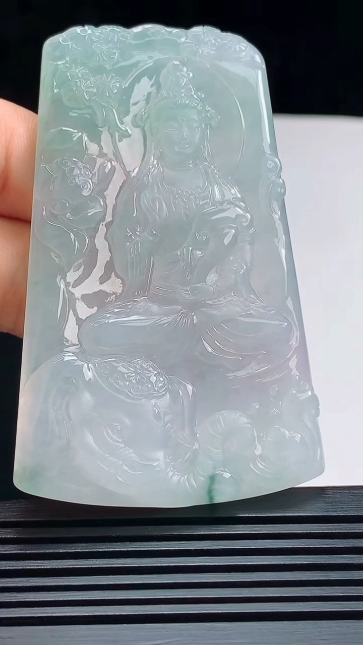 天然A货翡翠普贤菩萨吊坠，尺寸70.8-45-5.5 重量:40.25g
7月16日
