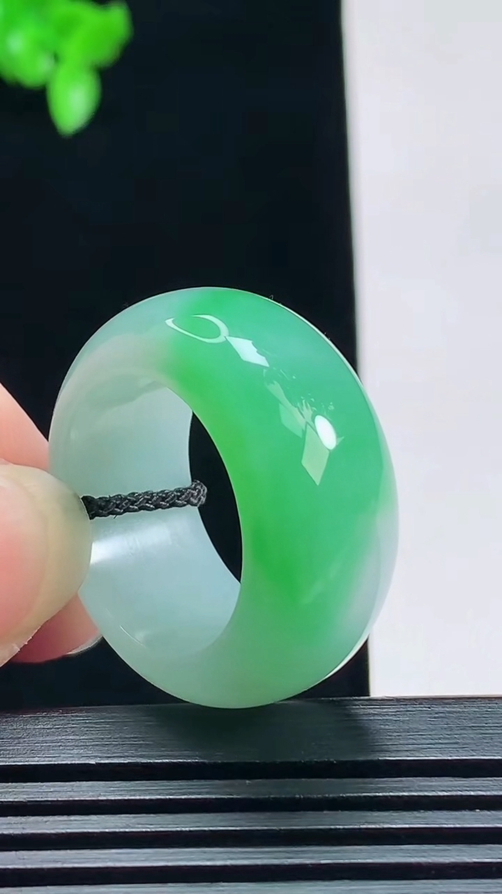 天然A货翡翠素面玉扳指 戒指，尺寸19.6-12-5 重量:12.76g2026年7月16日
工厂直