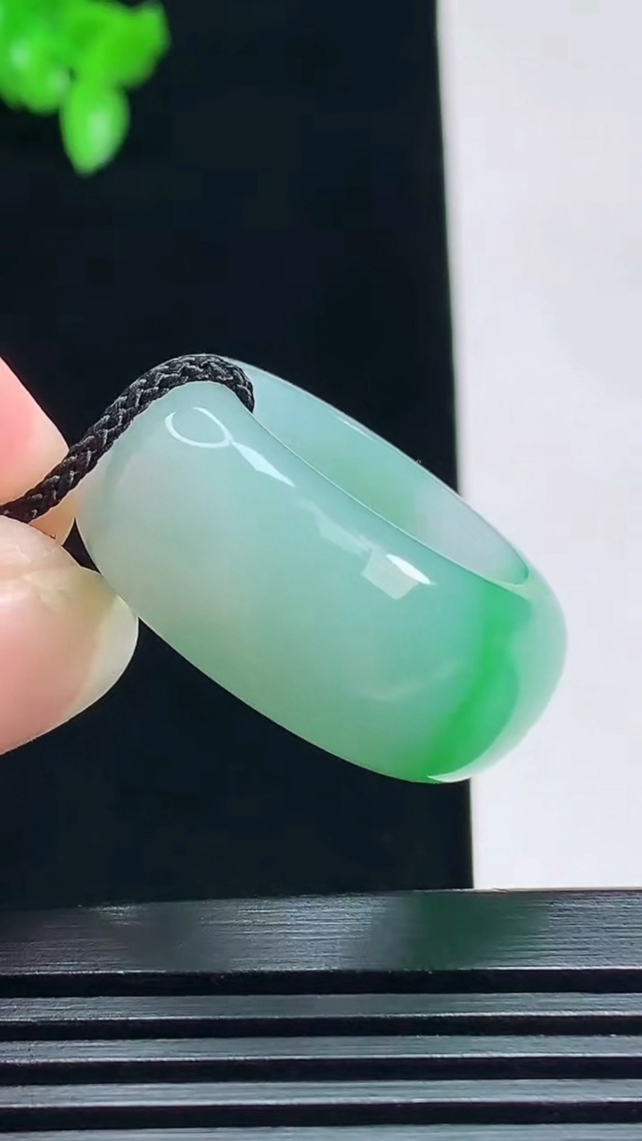 天然A货翡翠素面玉扳指 戒指，尺寸19.6-12-5 重量:12.76g2026年7月16日
工厂直销收藏佳品,种好水足，色泽均匀，有种有色，上手高大气！