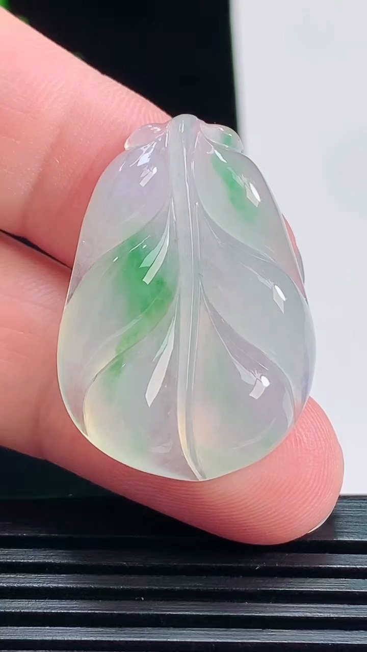 天然A货翡翠金枝玉叶 叶子吊坠，尺寸32.6-23-6.2 重量:8.29g
7月16日