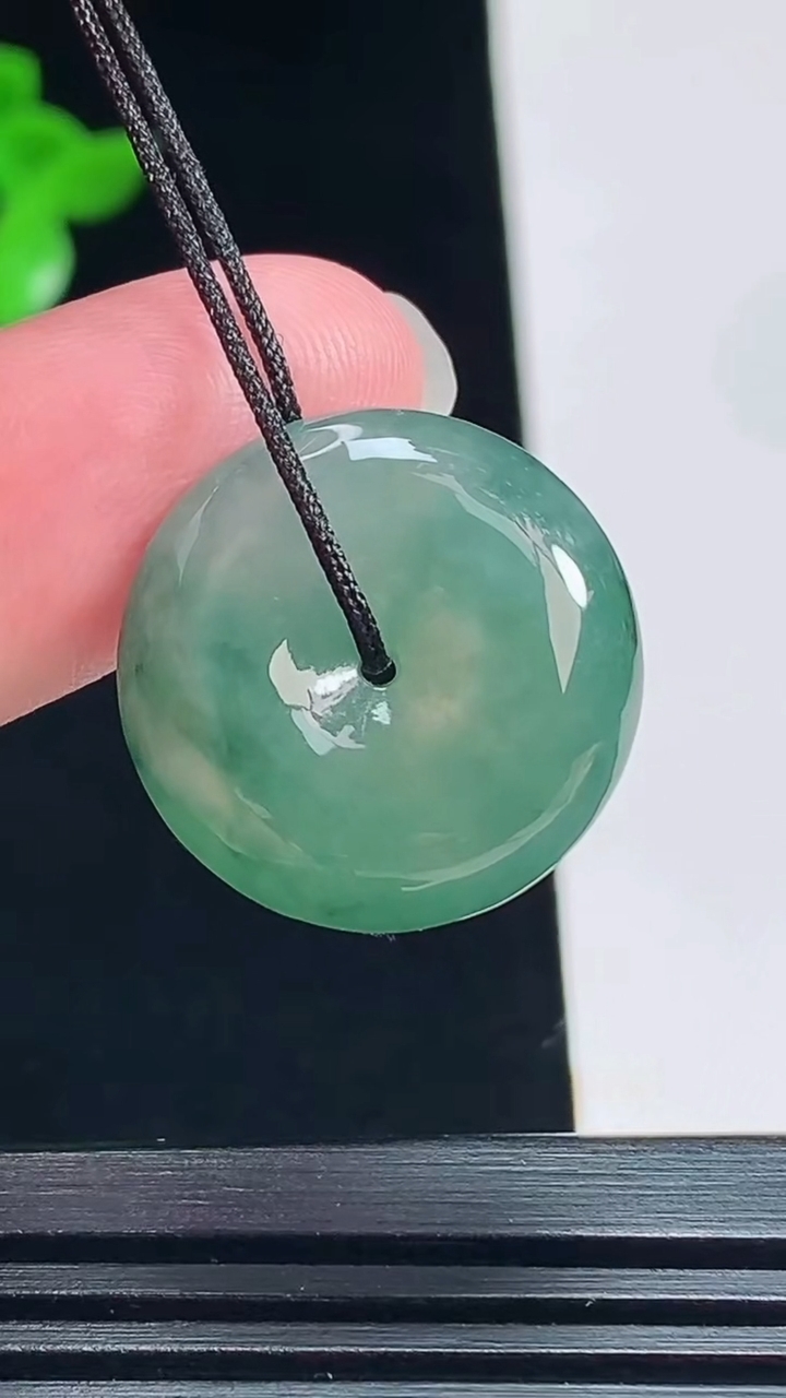 天然A货翡翠飘花平安扣吊坠，尺寸23.5-5 重量:5.78g
7月16日