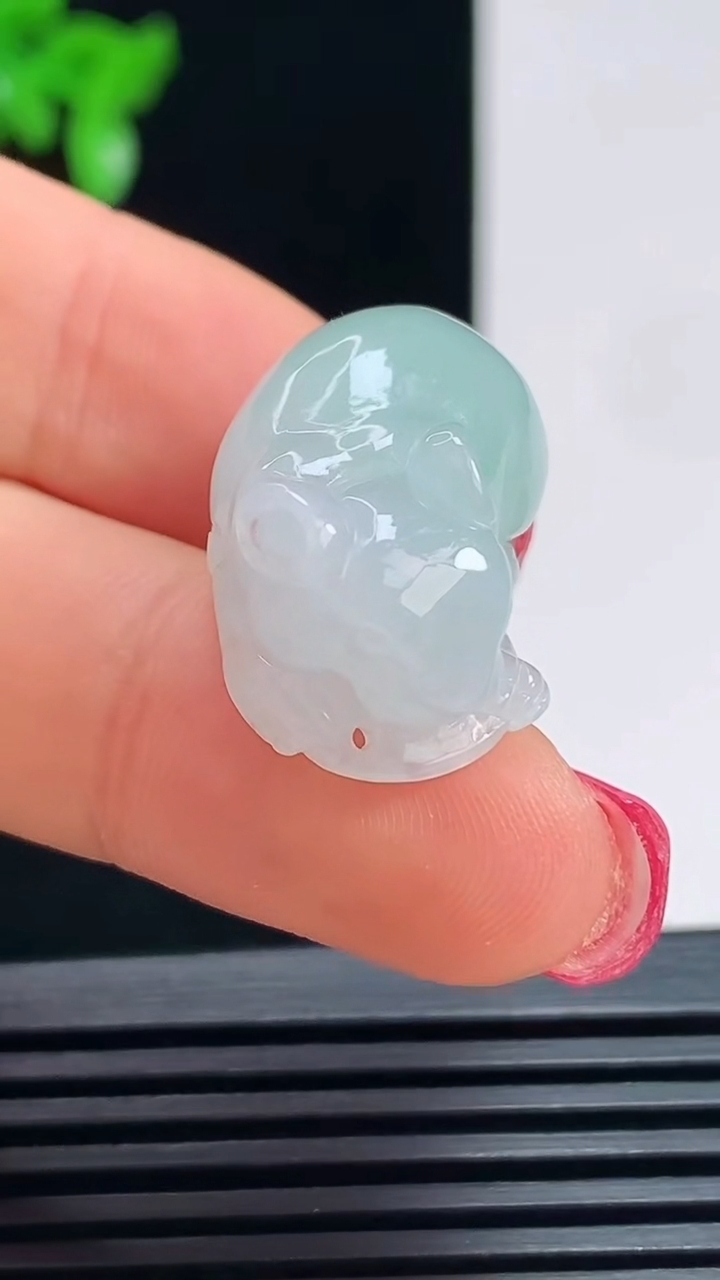 天然A货翡翠生肖鼠吊坠，尺寸23-14-11 重量:7.05g
7月16日