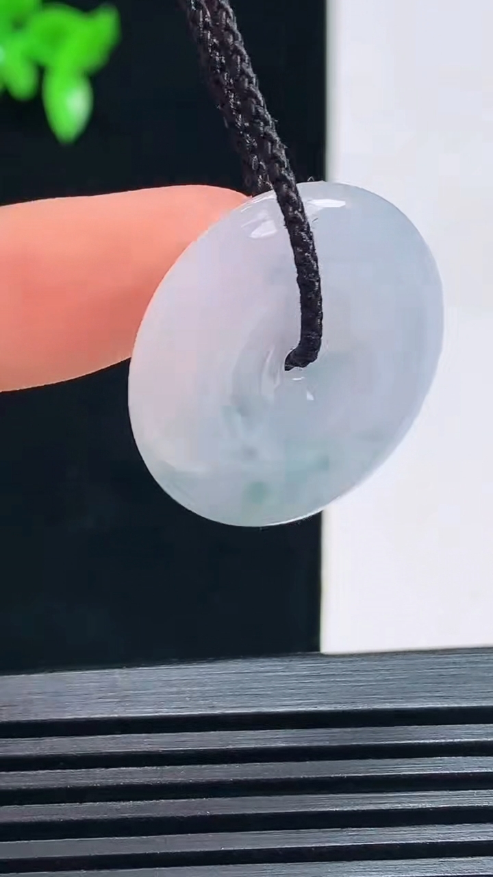 天然A货翡翠紫罗兰 飘花平安扣吊坠，尺寸24.5-5 重量:6.11g
7月16日