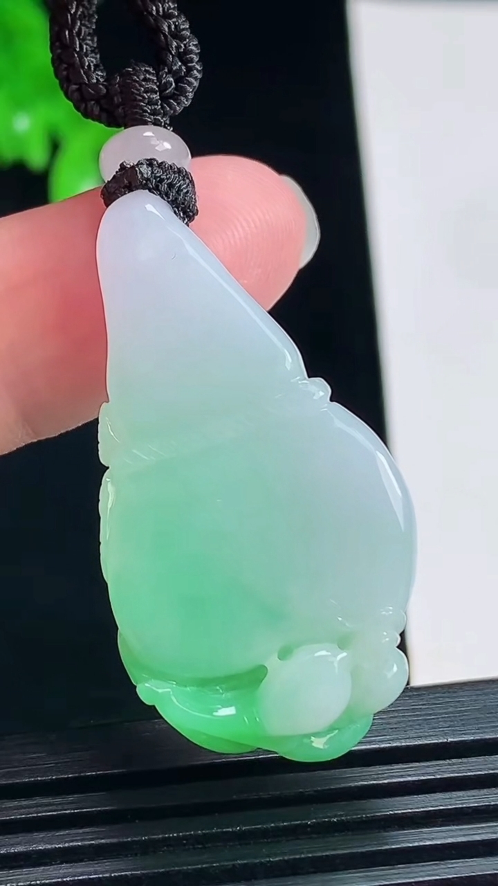 天然A货翡翠葫芦吊坠，尺寸35.5-21-9 重量:15.24g
7月16日