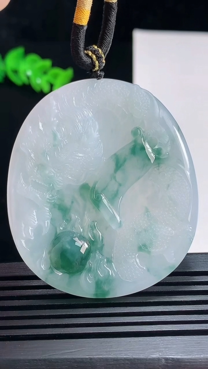 天然A货翡翠冰种飘花龙牌吊坠，尺寸55-47.2-5 重量:33.96g
7月16日
