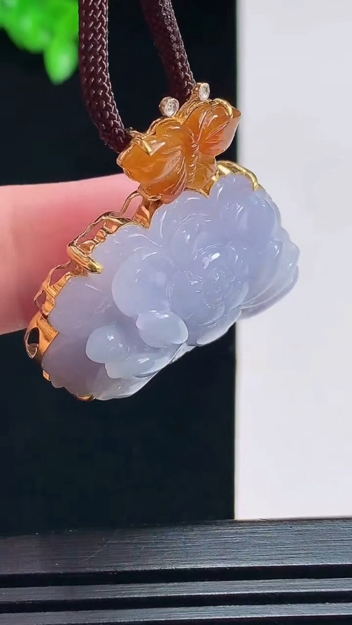天然A货翡翠18k金紫罗兰莲花吊坠，尺寸30.5-33.5-12.2，裸石19-33.5 重量:12.97g
7月16日