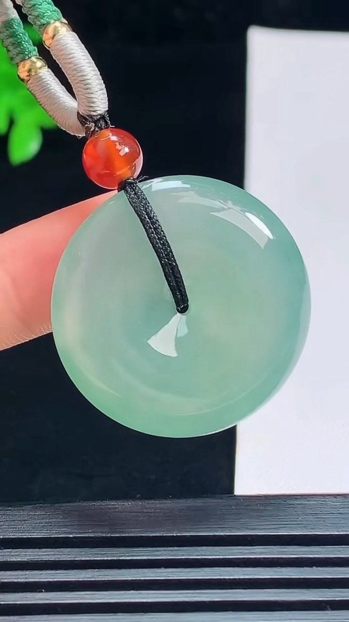 天然A货翡翠平安扣吊坠，尺寸28-5.6 重量:12.41g
7月16日
