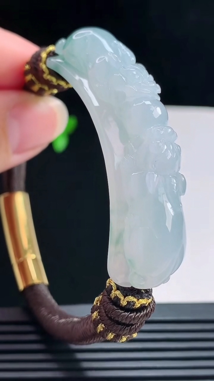 天然A货翡翠飘花普贤手牌吊坠，尺寸57.5-12-13.2 重量:30.22g
7月16日