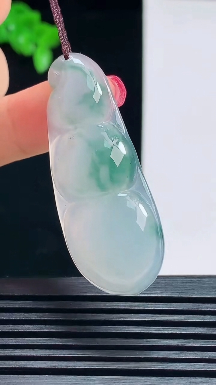 天然A货翡翠飘花福豆吊坠，尺寸44-17-5.2 重量:6.78g
7月16日