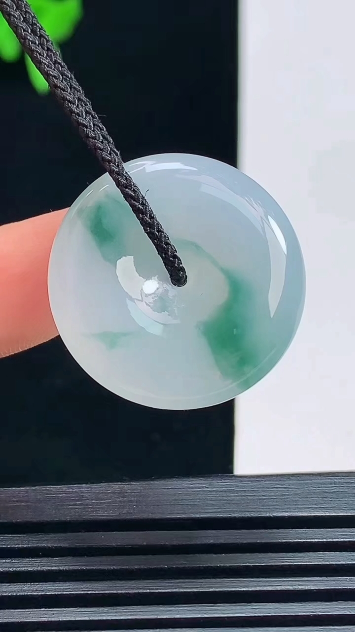 天然A货翡翠飘花平安扣吊坠，尺寸24-5.2 重量:6.8g
7月16日