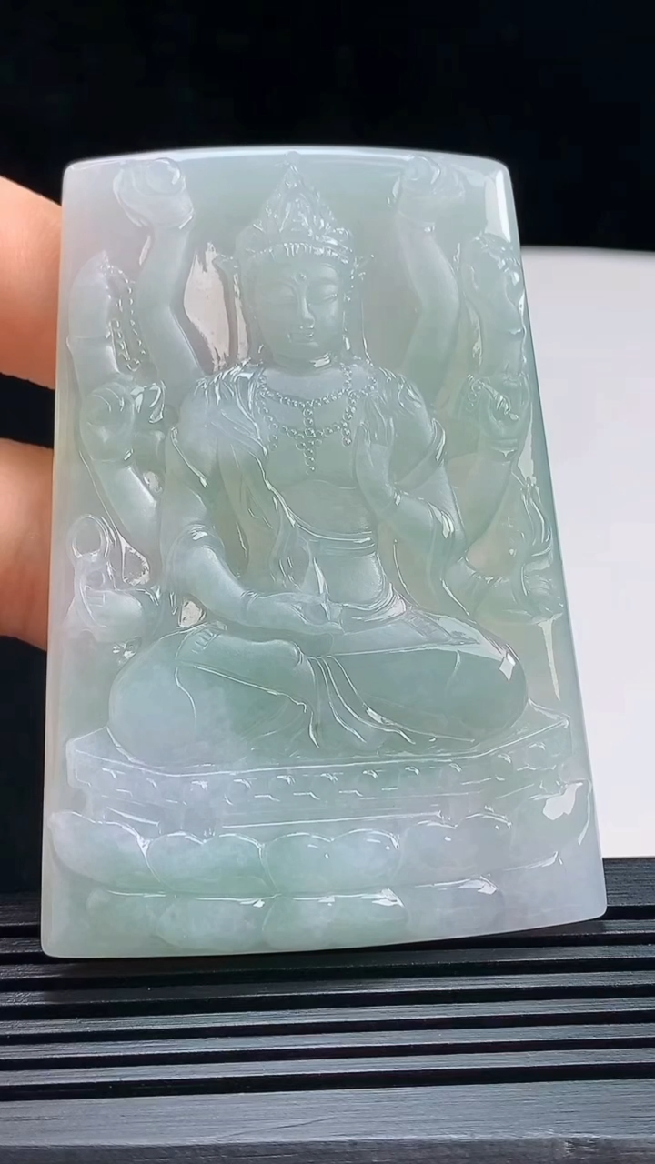 天然A货翡翠千手观音菩萨吊坠，尺寸69-47-5.5 重量:45.16g
7月16日