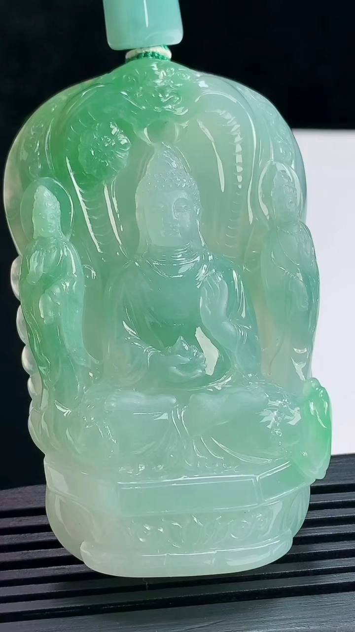 天然A货翡翠西方三圣吊坠，尺寸68.5-42-12.2 重量:73.54g
7月16日
