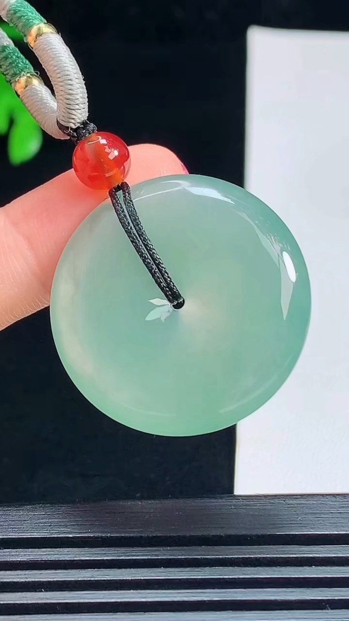 天然A货翡翠平安扣吊坠，尺寸28-5.6 重量:12.41g
7月16日