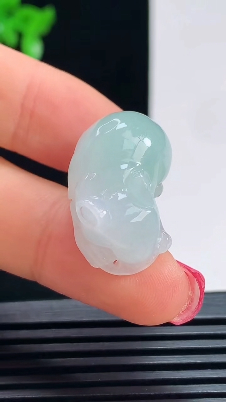 天然A货翡翠生肖鼠吊坠，尺寸23-14-11 重量:7.05g
7月16日