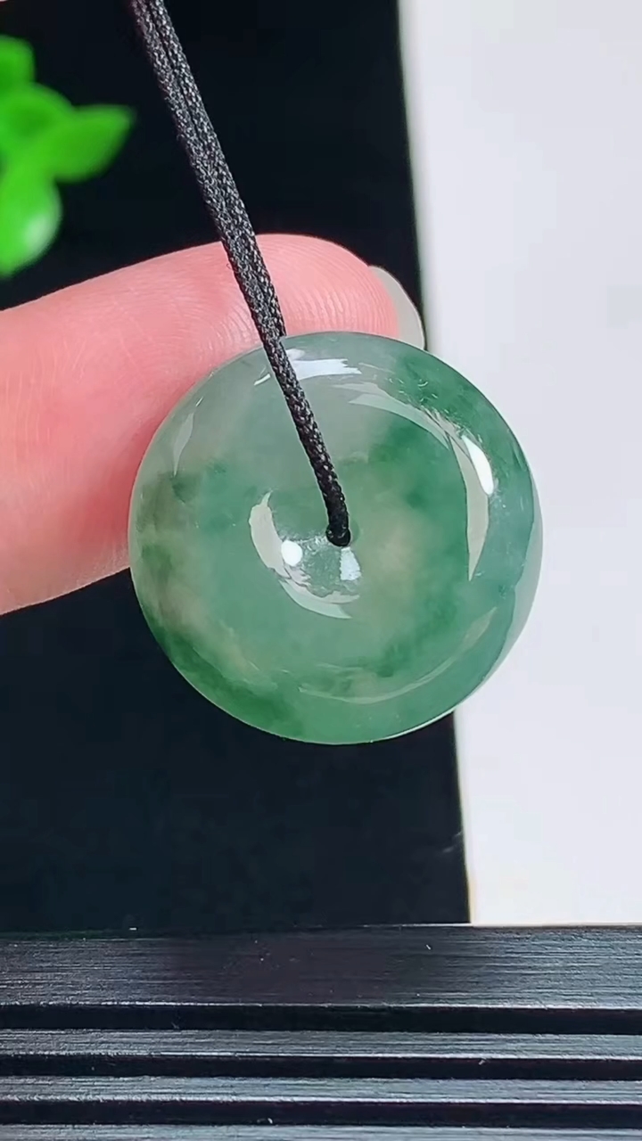 天然A货翡翠飘花平安扣吊坠，尺寸23.5-5 重量:5.78g
7月16日