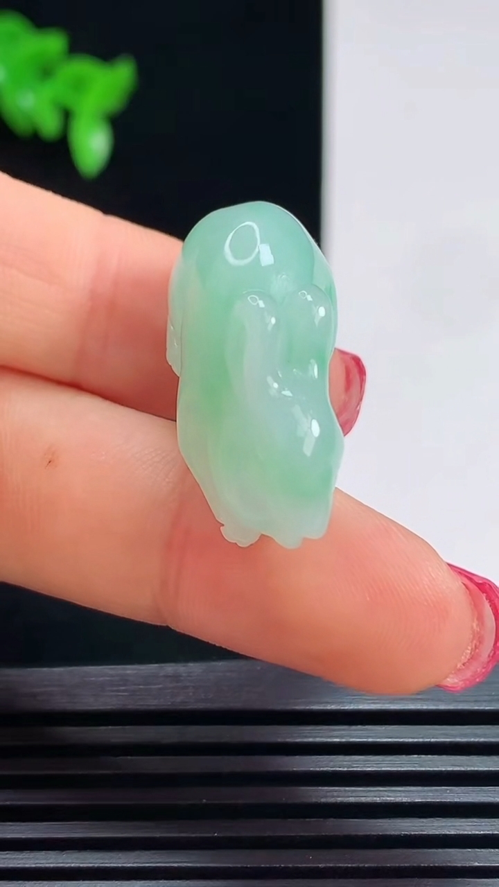 天然A货翡翠生肖兔吊坠，尺寸28-11.6-14.6 重量:8.35g
7月16日