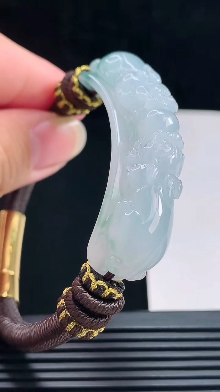 天然A货翡翠飘花普贤手牌吊坠，尺寸57.5-12-13.2 重量:30.22g
7月16日