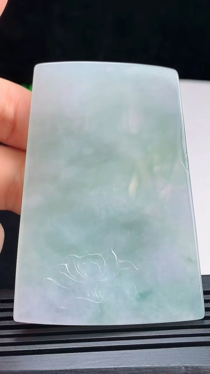天然A货翡翠千手观音菩萨吊坠，尺寸69-47-5.5 重量:45.16g
7月16日