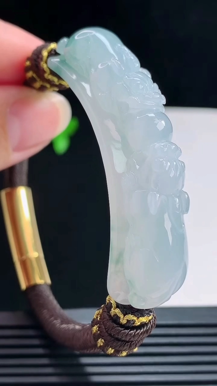 天然A货翡翠飘花普贤手牌吊坠，尺寸57.5-12-13.2 重量:30.22g
7月16日