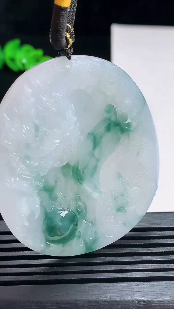 天然A货翡翠冰种飘花龙牌吊坠，尺寸55-47.2-5 重量:33.96g
7月16日