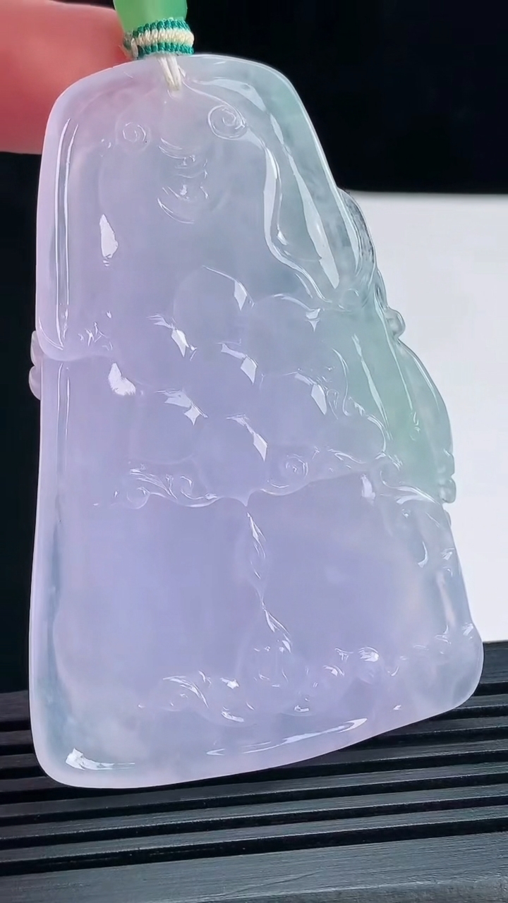 天然A货翡翠种春带彩 紫罗兰大势至菩萨吊坠，尺寸69-45-11.6 重量:57.29g
7月16日