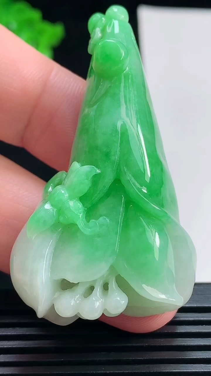 天然A货翡翠玉兰花吊坠，尺寸55-31.6-12.2 重量:31.21g
7月16日