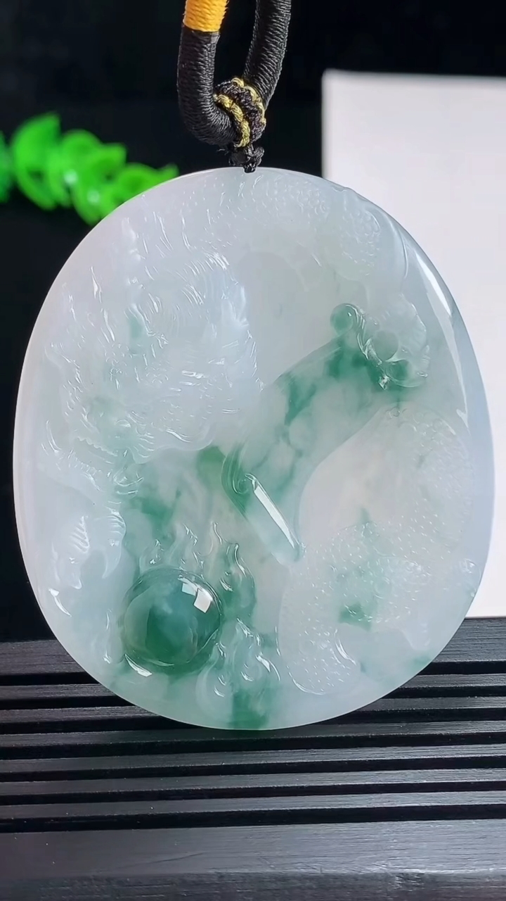 天然A货翡翠冰种飘花龙牌吊坠，尺寸55-47.2-5 重量:33.96g
7月16日