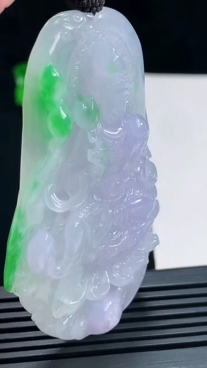 天然A货翡翠种春带彩 紫罗兰大势至菩萨吊坠，尺寸69-41-11.5 重量:50.00g
7月16日