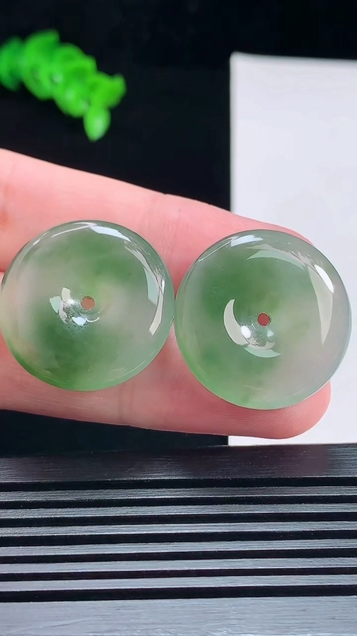 天然A货翡翠平安扣吊坠一对，尺寸24-5.2 重量:13.34g
7月16日