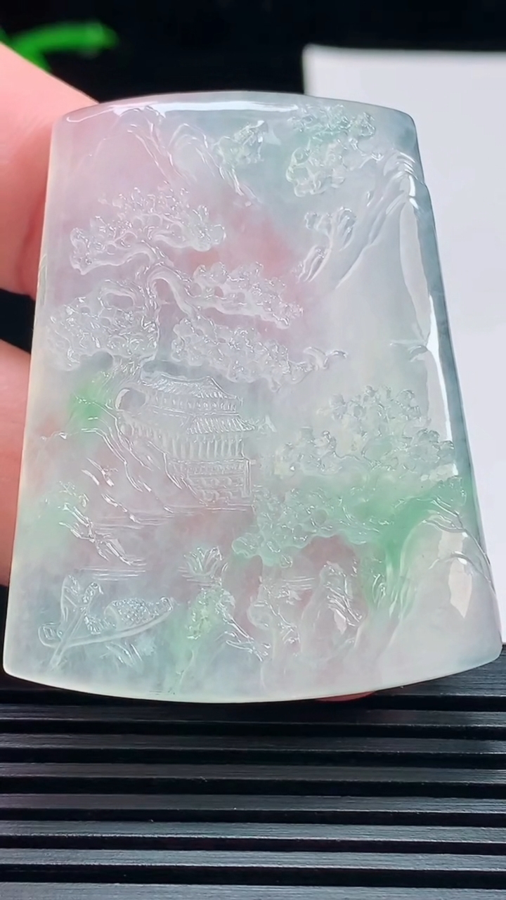 天然A货翡翠山水牌吊坠，尺寸49-38.2-5.6 重量:26.40g
7月16日