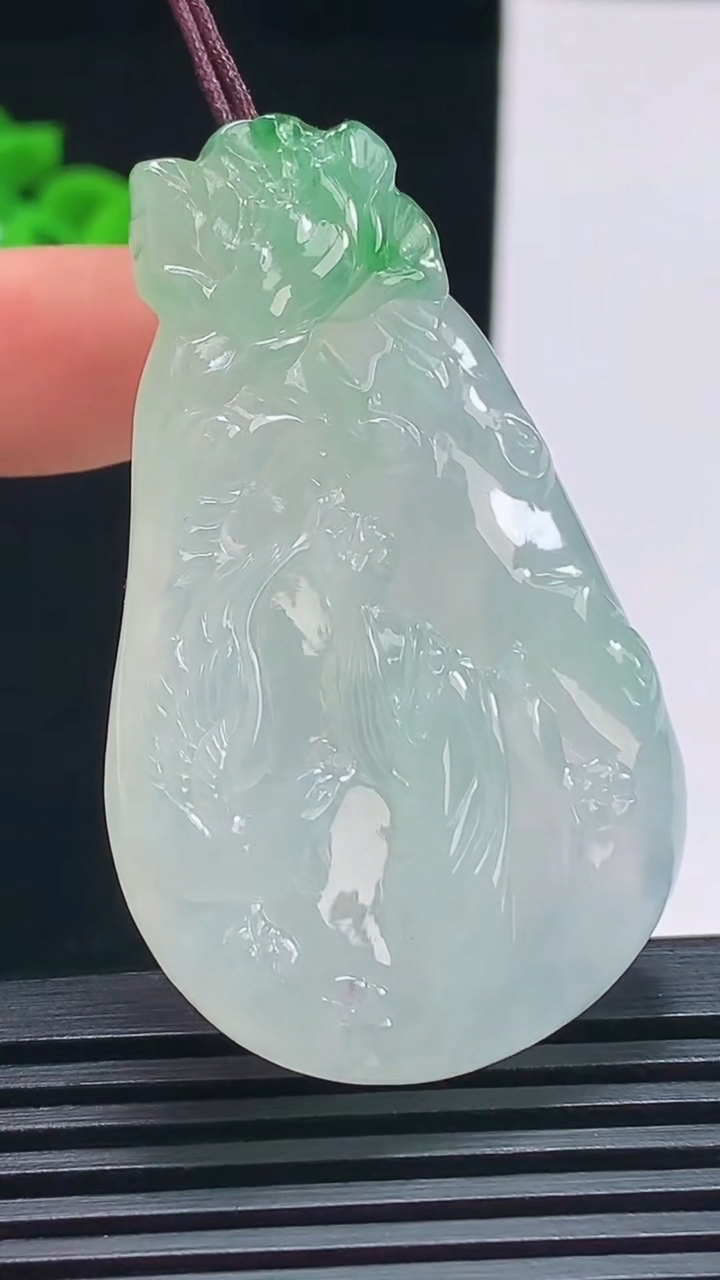 天然A货翡翠凤凰观音吊坠，尺寸50-30-8.5 重量:23.02g
7月16日