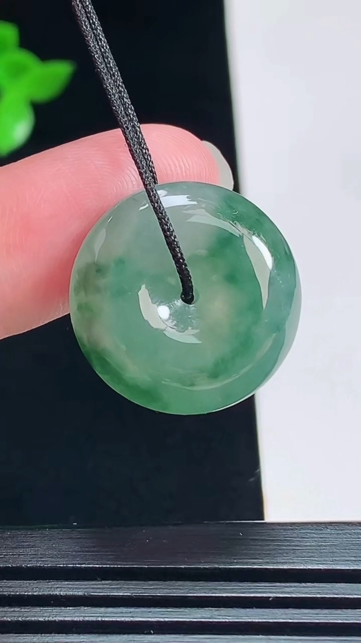天然A货翡翠飘花平安扣吊坠，尺寸23.5-5 重量:5.78g
7月16日