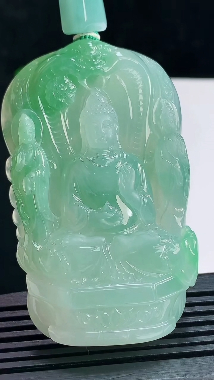 天然A货翡翠西方三圣吊坠，尺寸68.5-42-12.2 重量:73.54g
7月16日