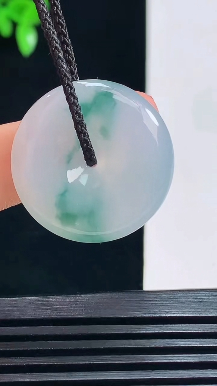 天然A货翡翠飘花平安扣吊坠，尺寸24-5.2 重量:6.8g
7月16日