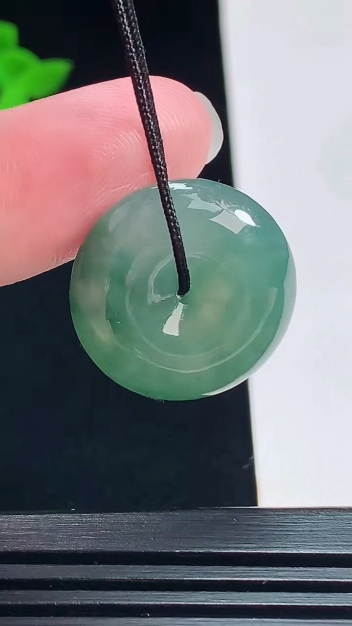 天然A货翡翠飘花平安扣吊坠，尺寸23.5-5 重量:5.78g
7月16日
