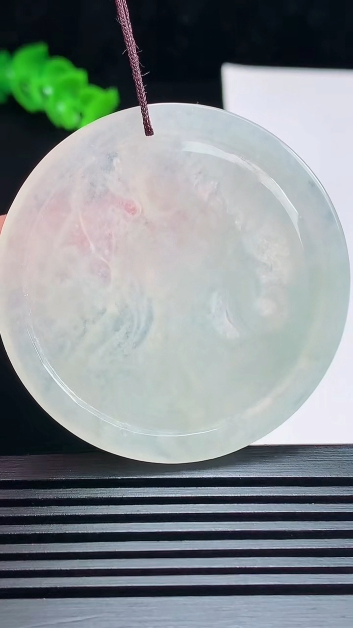 天然A货翡翠大势至菩萨吊坠，尺寸49-4.6 重量:20.20g
7月16日