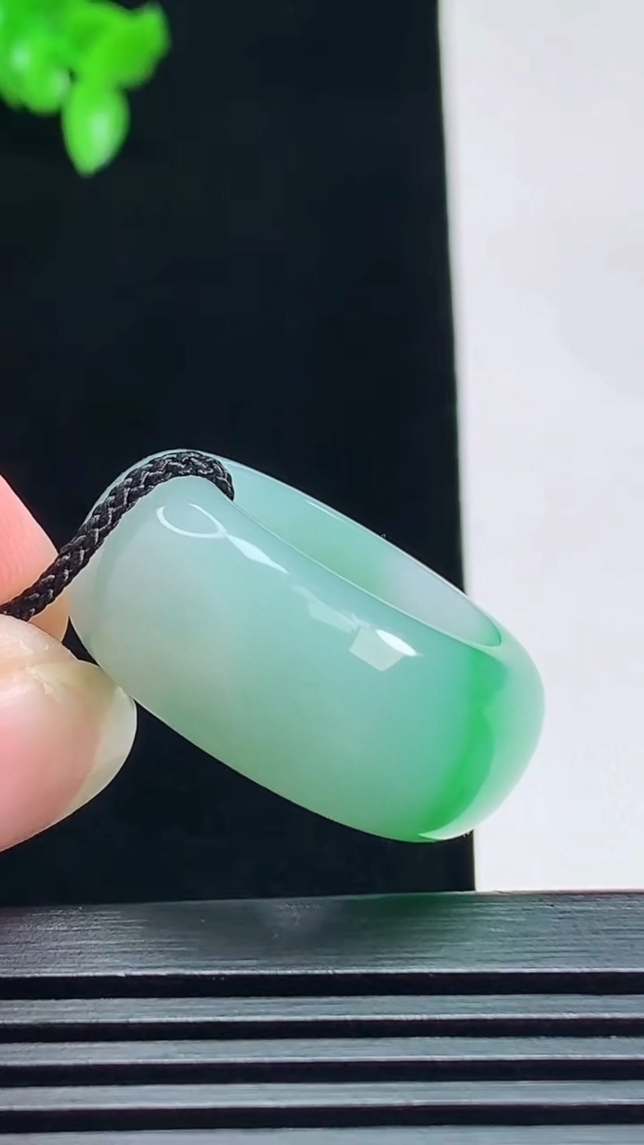 天然A货翡翠素面玉扳指 戒指，尺寸19.6-12-5 重量:12.76g2026年7月16日
工厂直销收藏佳品,种好水足，色泽均匀，有种有色，上手高大气！