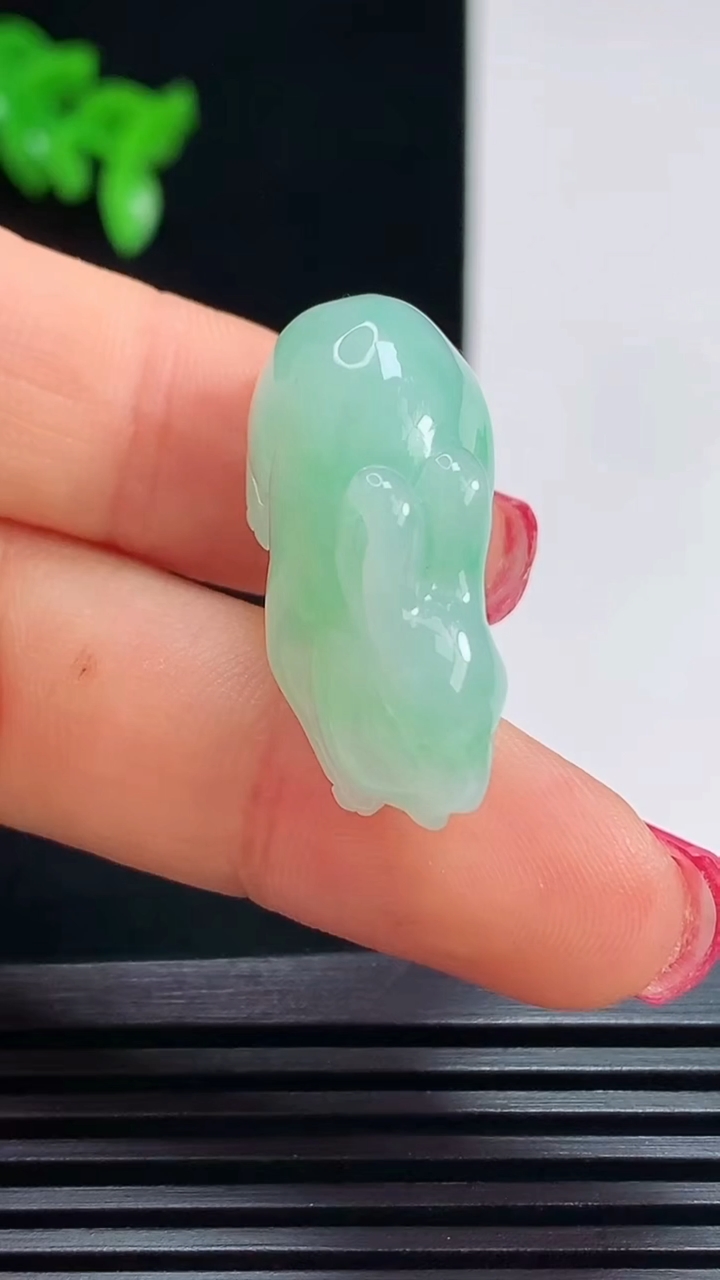 天然A货翡翠生肖兔吊坠，尺寸28-11.6-14.6 重量:8.35g
7月16日