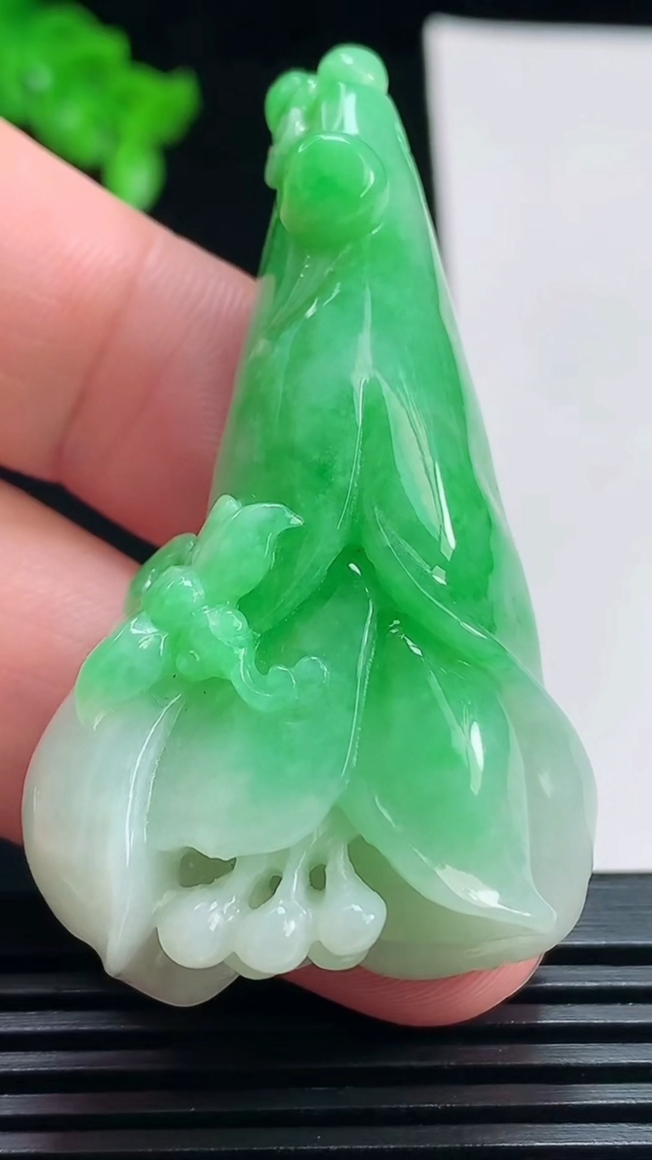 天然A货翡翠玉兰花吊坠，尺寸55-31.6-12.2 重量:31.21g
7月16日