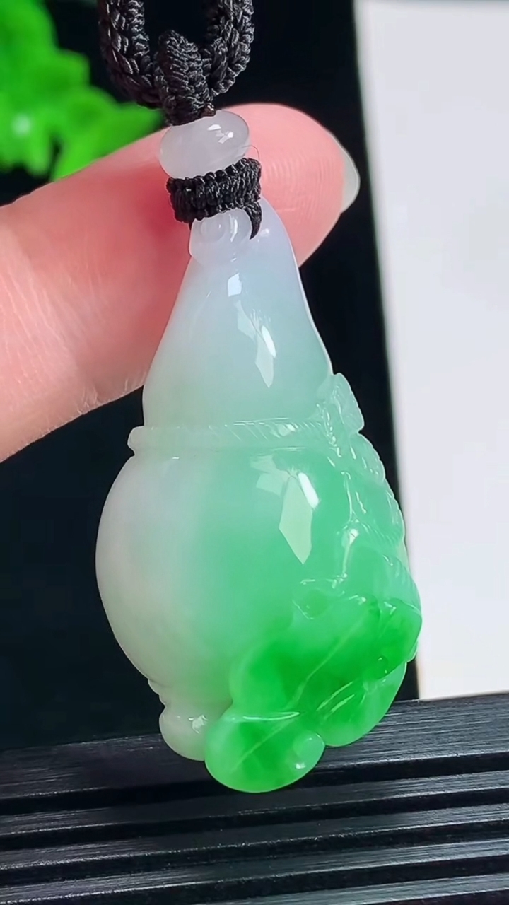天然A货翡翠葫芦吊坠，尺寸35.5-21-9 重量:15.24g
7月16日