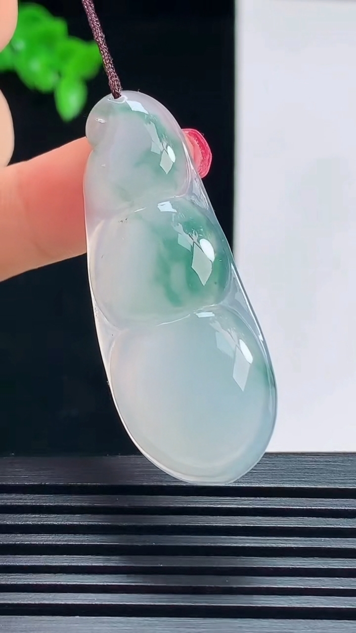 天然A货翡翠飘花福豆吊坠，尺寸44-17-5.2 重量:6.78g
7月16日